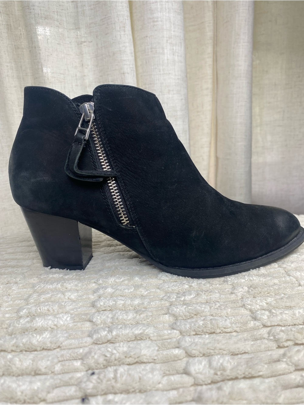 Vionic Sterling Black Suede Heeled Ankle Boots - Size 8.5